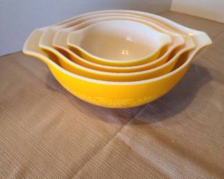 Vintage Pyrex yellow/orange mixing bowls set of four