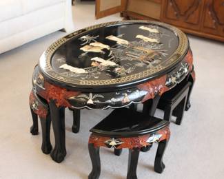Mother Pearl and black lacqueur wood table with stools