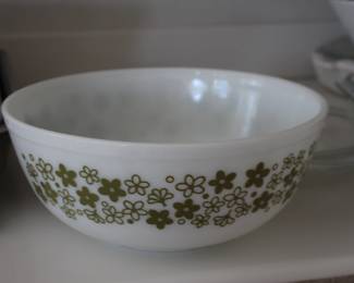 Daisy vintage pyrex bowl