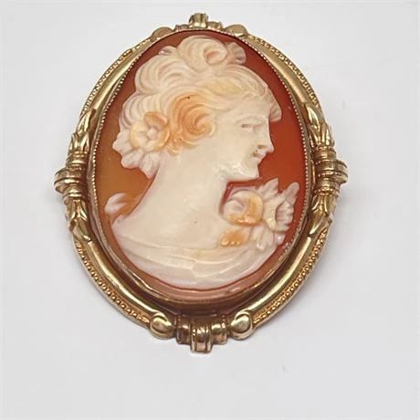 Lot 001  
Antique Carved Cameo Set in Gold Brooch Pendant