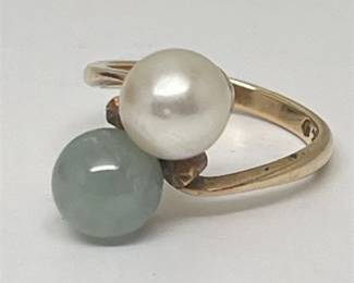 Lot 012  
Jade and Pearl Gold Cocktail Ring