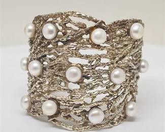 Lot 016  
Cultured Natural Pearl Cast Silver Cuff Bracelet