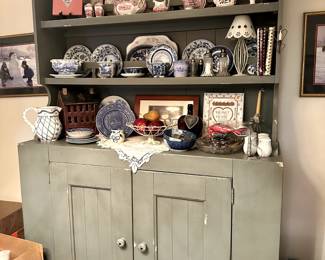 Display hutch with plate collections
