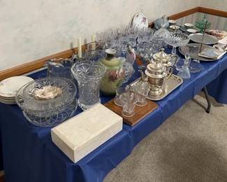 This table shows more of the decorative serving dishware in crystal and wood.