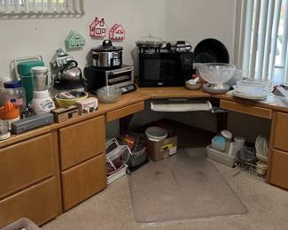 Here you can see a number of kitchen appliances, including a punch bowl, a microwave, a blender, a juicer, and much more.