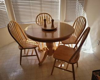 round table with four chairs 