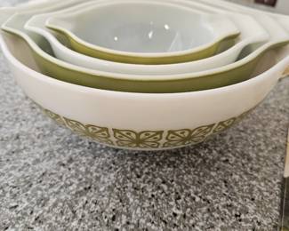 Vintage Pyrex 4 mixing bowls green