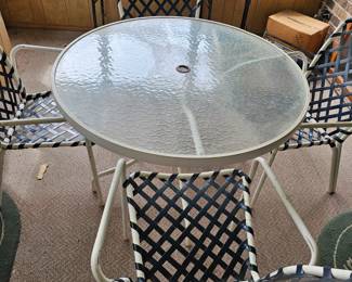 Patio table and 4 chairs in excellent condition 
