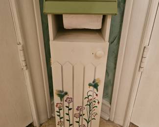 Birdhouse/toilet paper stand