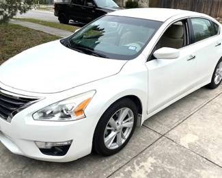 Clean 2015 Nissan Altima SV-82k mi.