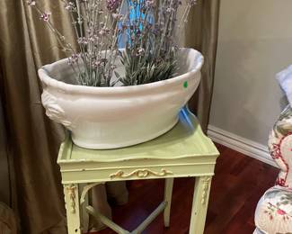 End table 2-1/2' high / White basin-planter dried lavender plants with pots