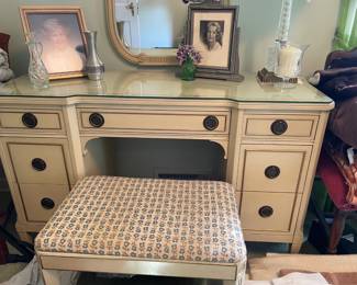 Vintage Broyhill Dresser Table w/Bench, Mirror, & Accessories 