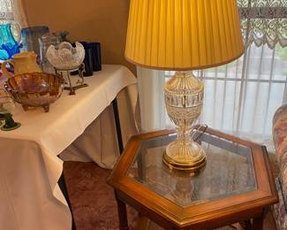 End table with glass lamp 