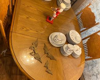 Beautiful oak table with 6 chairs. Glass top