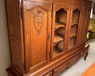 Exquisite Antique European Style Solid Oak Vintage Curio Cabinet