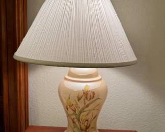 	Vintage Peach Tone Ginger Jar Shape Floral Iris Table Lamp