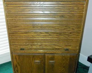 TV stand/entertainment cabinet