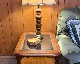 Bassett End Table & Lamp (1 of 2)