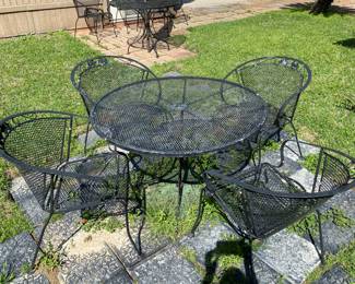 Round Iron Table w/ 4 Chairs 