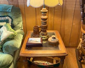 Bassett End Table & Lamp (2 of 2)