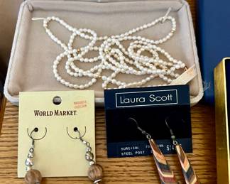 Jewelry - Earrings/Necklace