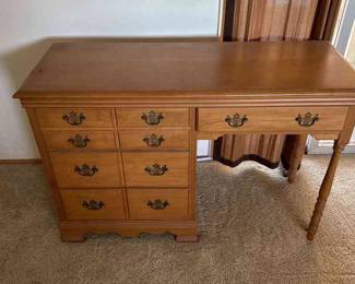 Dresser Or Desk With 4 Drawers