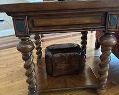 Beautiful spindle leg side table 