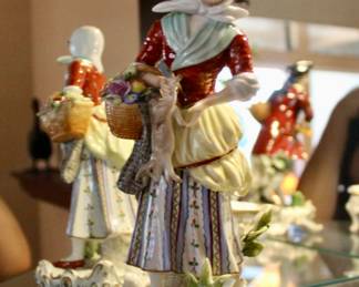 Colonial woman sculpture 