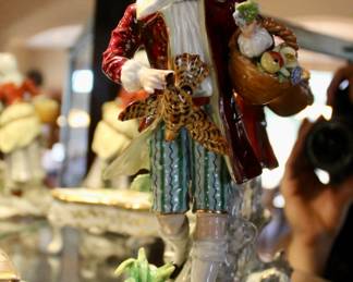 Colonial man sculpture 