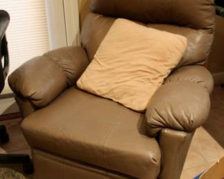 Set of 2 reclining leather chairs 