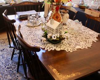 Vintage Victorian dining table with gold corner accents and 6 chairs 