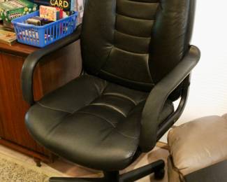 Swiveling office chair 