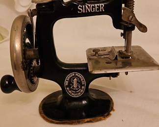Singer Mini Childs Sewing Machine