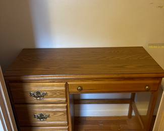Vintage Oak Desk
39x18x31
Carolina Furniture Company
Made in the USA