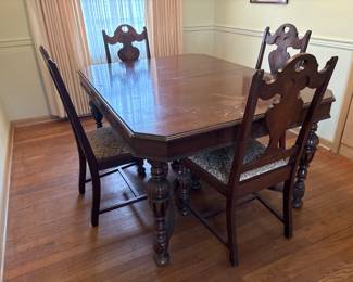 Antique Solid Wood DiningRoom Table
(3 ) 12” Leaves
4 Solid Wood and Fabric Chairs
59x 45 x 31