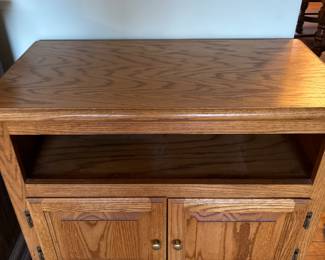 Vintage oak TV stand
33 x 17 x 27
