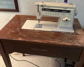 Vi tage Singer Sewing machine and Wood Table 