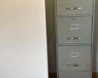 Metal 4 drawer file cabinet
15 x 18 x 52
No key