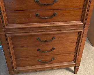 Vintage Thomasville dresser
Solid wood
38 x 20 x 36