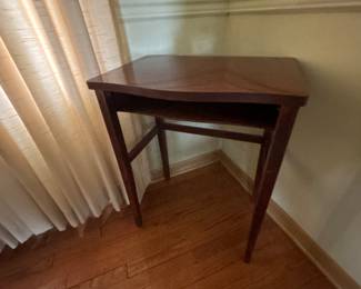 Antique/Vintage Sid Wood Side Table
22x15x28
