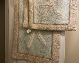 Three-piece bathroom rug set with starfish.