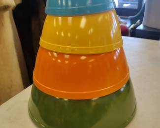 Vintage Pyrex Primary set