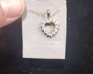 14 karat gold heart shaped pendant 