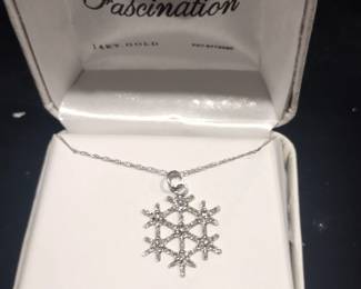 14K White Gold. Snowflake necklace.