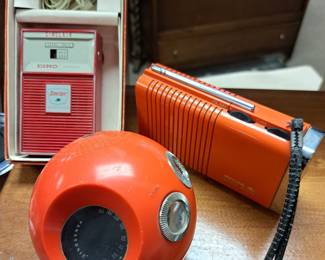 Much collectibles, antiques and primitives. Vintage radios. 