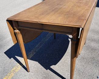 Drop leaf table