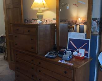 8 drawer dresser w/ mirror