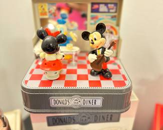 Donald's diner, Mickey and Mini collectible figurine