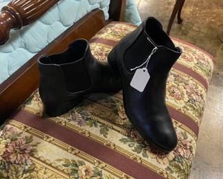 COLE HAHN, Ladies 8.5, Black Leather Ankle Boot, Low Heel, NEW!