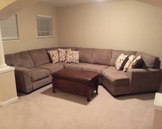 Large sectional, like new condition 